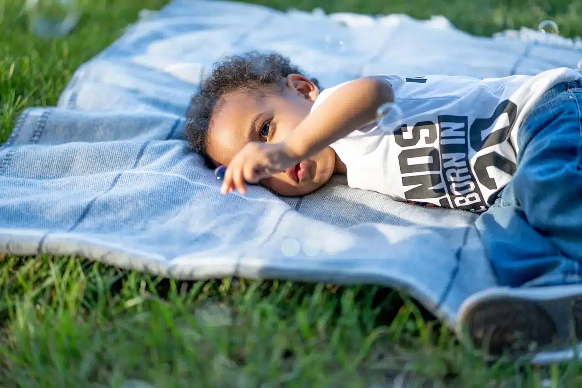 Parents tenant un bébé et discutant d'une offre de prêt à la table