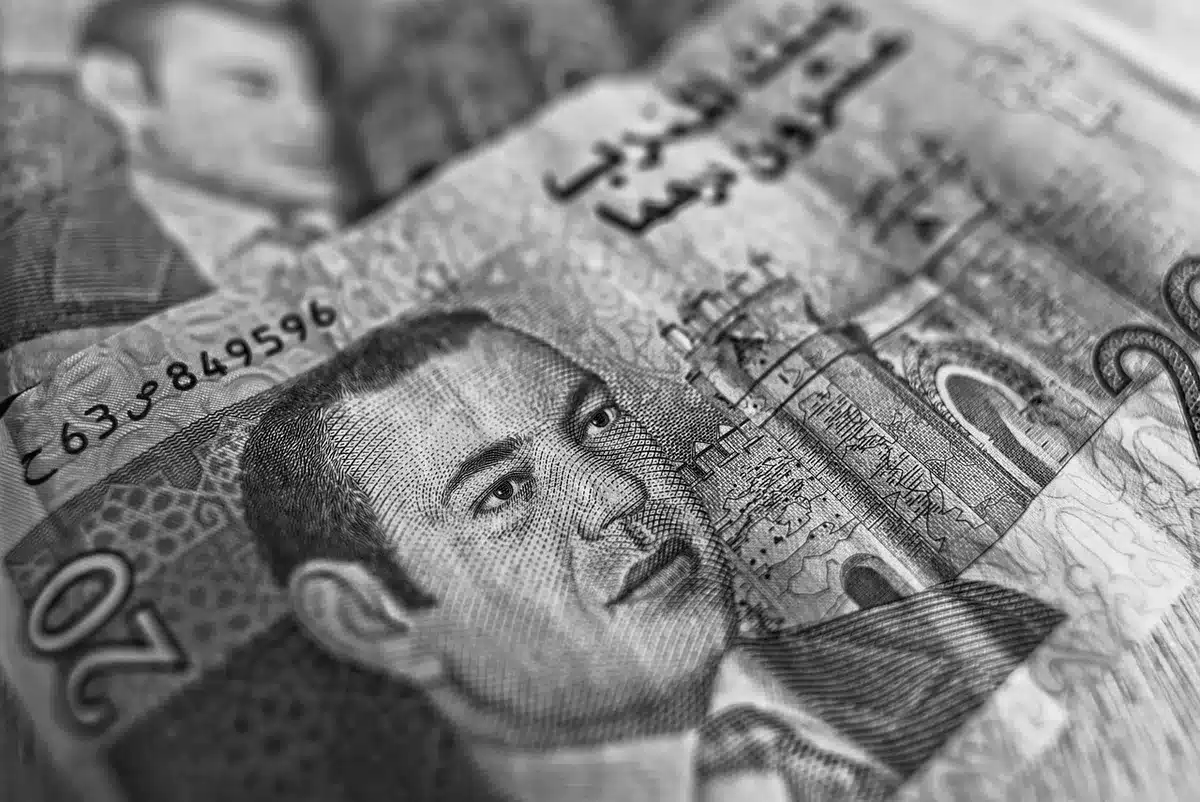 Mains remettant un chèque et des documents de donation sur une table