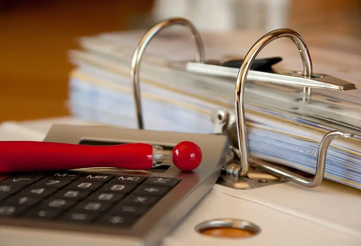 Documents de fin de contrat et dossier administratif sur un bureau