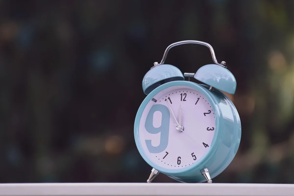 Calendrier et montre symbolisant les délais de prévenance