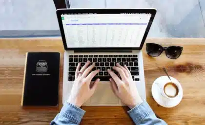 Bureau lumineux avec mains tenant un document de fin de contrat