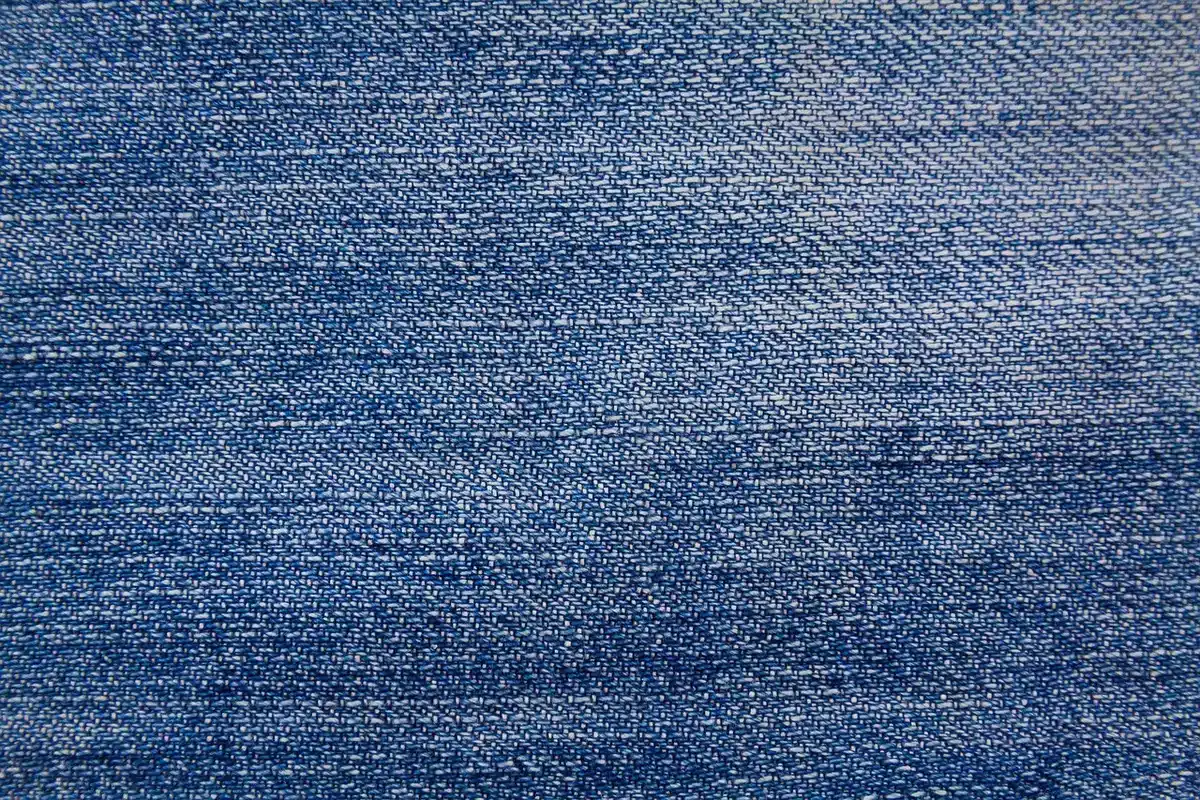 Détail de matériaux contemporains pour salle de bain : carrelage et surface mate