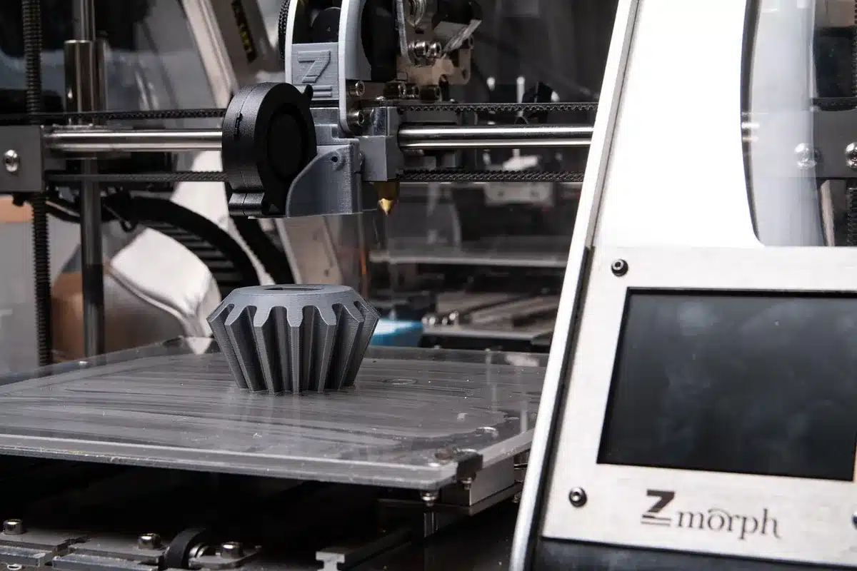 Équipe de designers examinant prototypes et plans pour une salle de bain