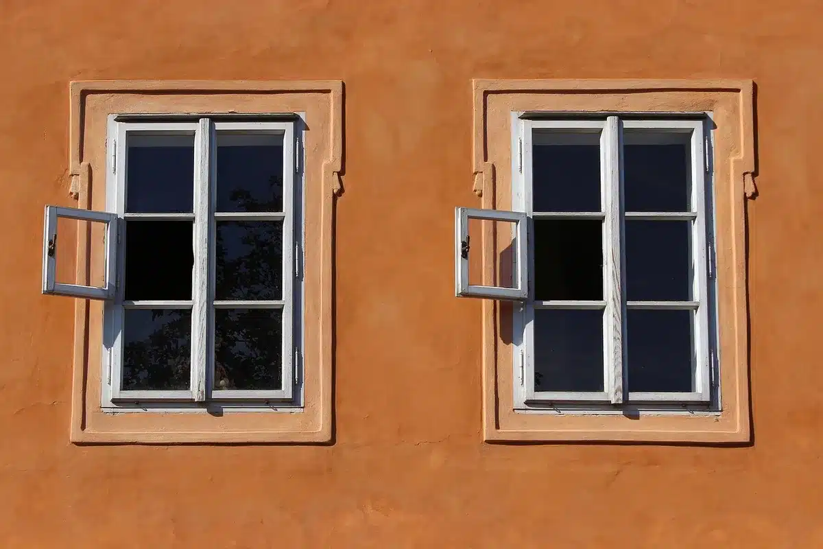 Façade d'une maison renouveau colonial espagnol avec cour centrale
