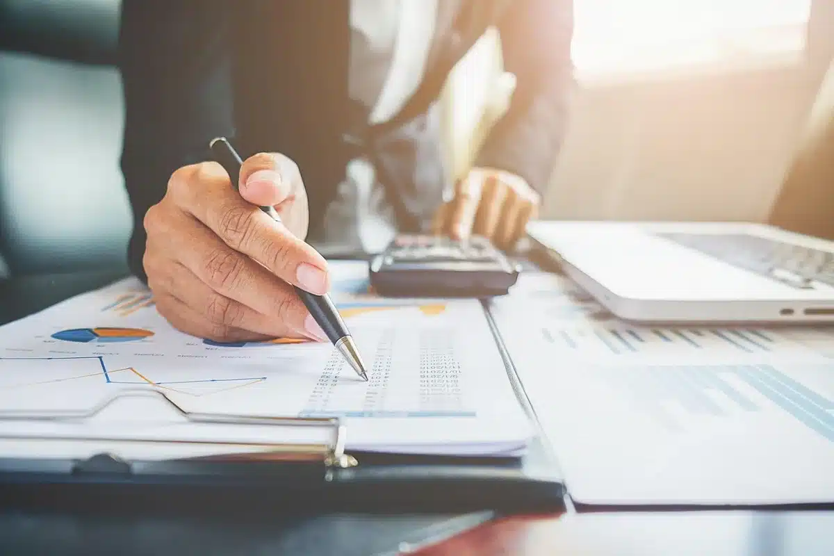 Grille de salaires imprimée posée sur un bureau avec une calculatrice