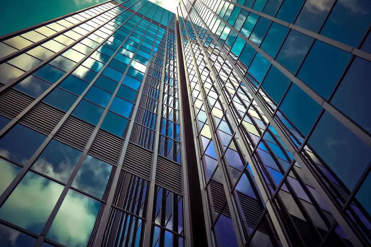 Bulletin de salaire et contrat avec une main pointant le coefficient