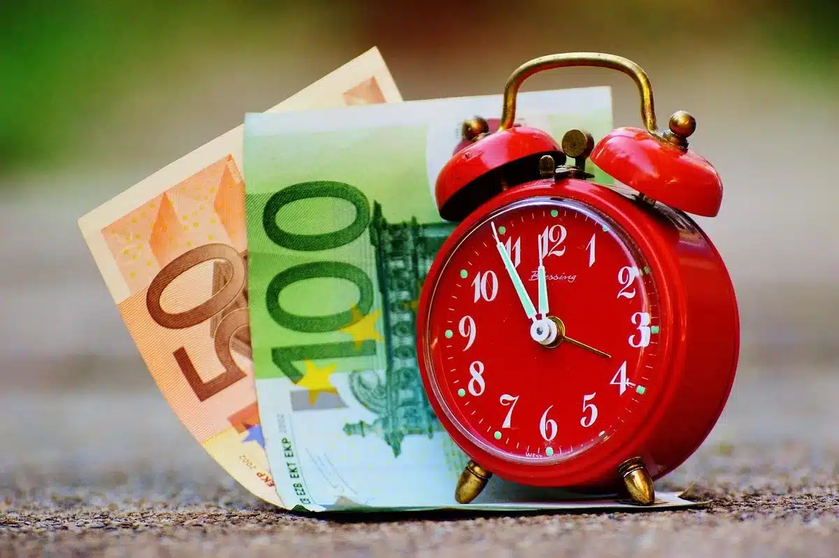Horloge et planning indiquant une plage nocturne