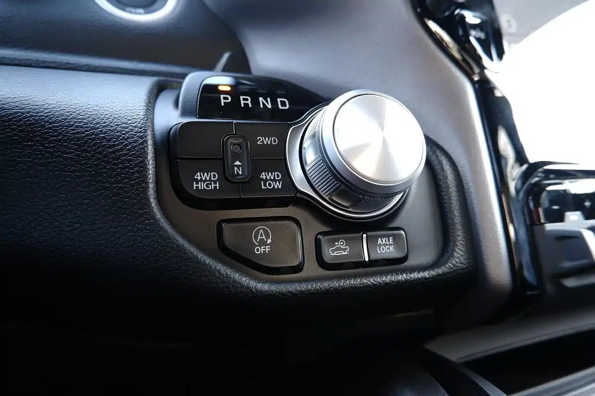 Technicien inspectant une voiture lors d'une estimation en concession
